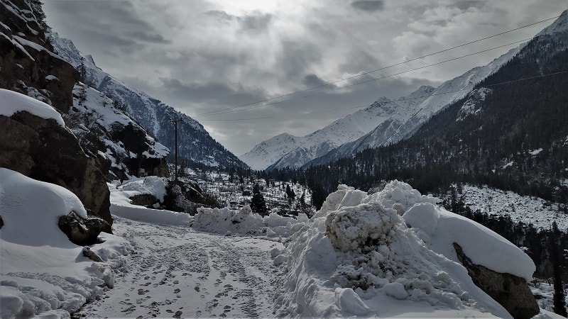 Heavy snow on roads en route to Chitkul