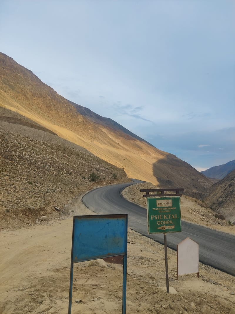 roads on bike trip to Zanskar near Manali